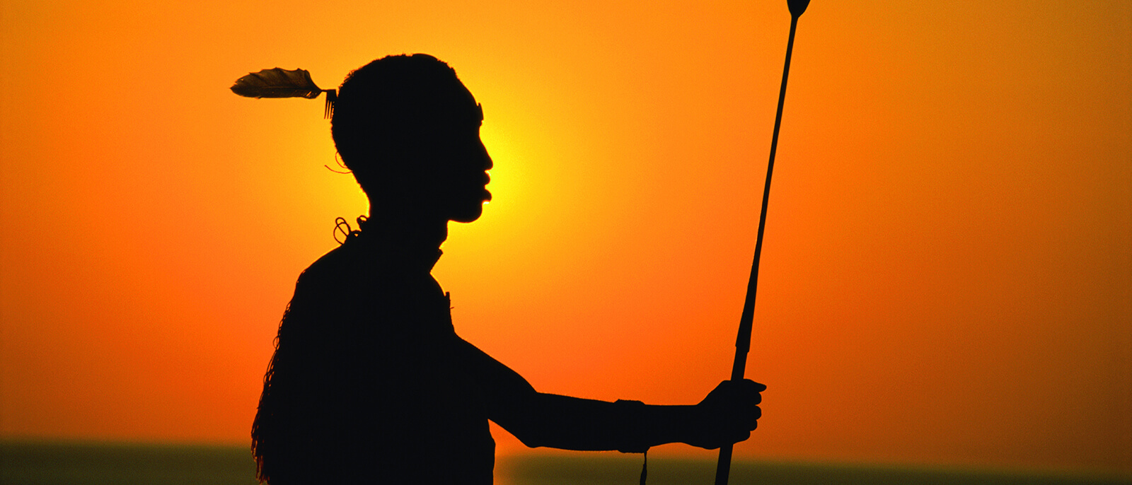 samburu krieger im sonnenuntergang als silhouette
