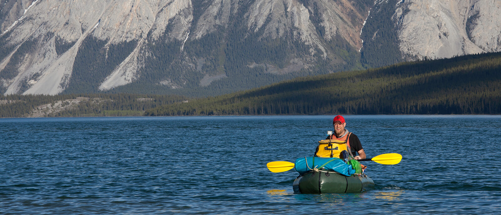 robert neu im schlauchboot mit gepaeck im wasser mit paddel in alaska