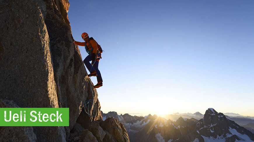 ueli steck klettert eine Felswand hoch