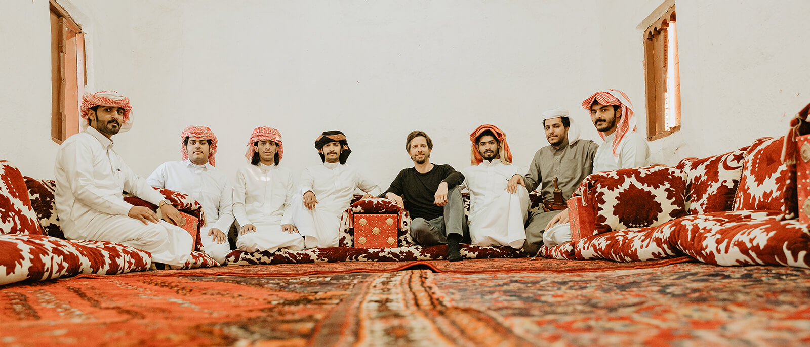 stephan orth mit arabischen maennern auf teppich in saudi-arabien