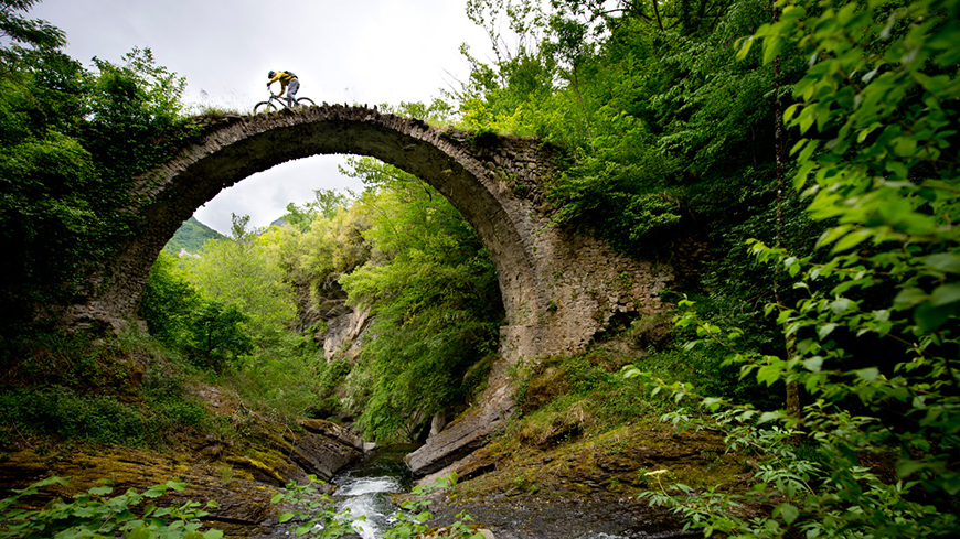 mountainbiker auf bruecke