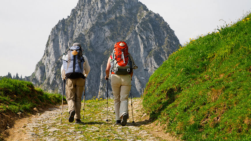 paerchen wandert durch die berge