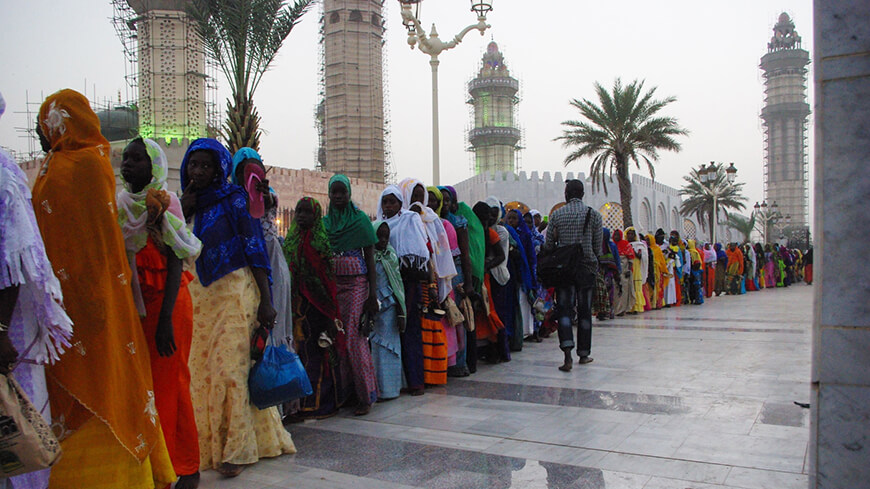 menschen stehen in einer schlange in indien tempel palast