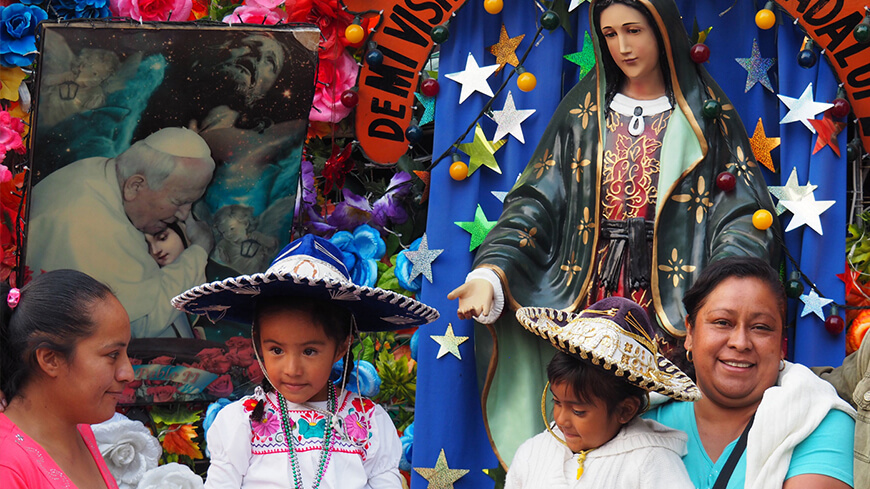 kinder und frauen vor maria in mexiko